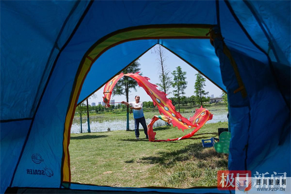 喝茶聊天,舞龙健身,市民享受假日好时光(图1) 喝茶聊天,舞龙健身,市民享受假日好时光(图1)