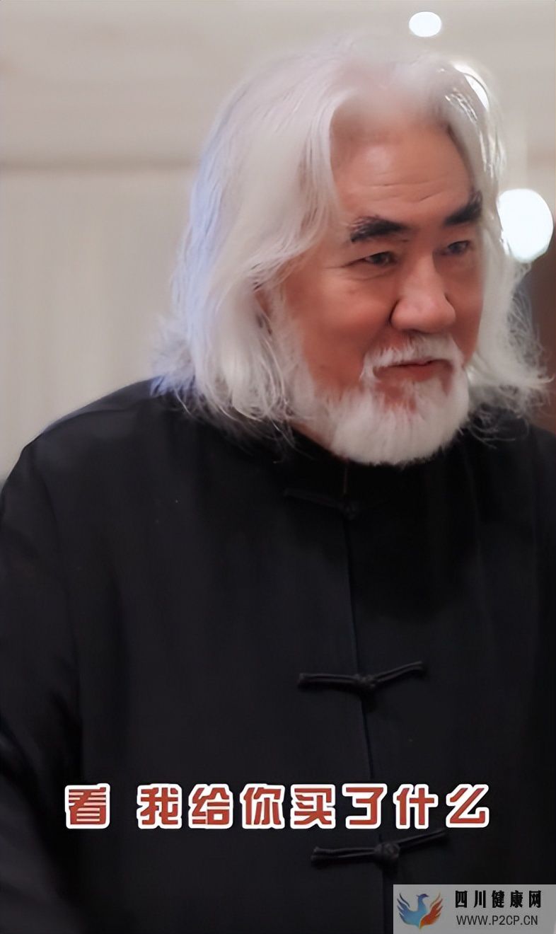 71岁张纪中送娇妻礼物!亲自戴项链好恩爱,娇妻皮肤白嫩纱裙太透(图1) 71岁张纪中送娇妻礼物!亲自戴项链好恩爱,娇妻皮肤白嫩纱裙太透(图1)