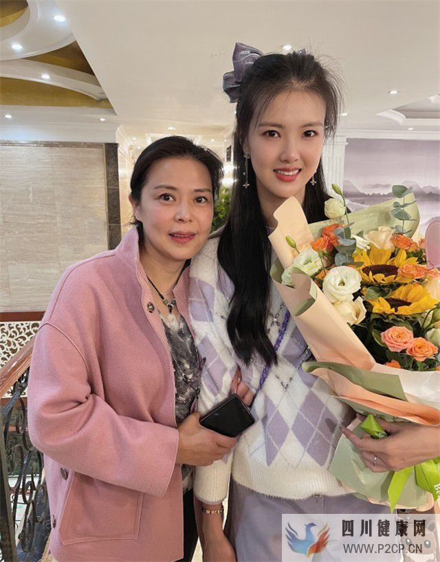 张常宁一家三位美人!妈妈像关之琳很有魅力,嫂子皮肤白皙像少女(图1) 张常宁一家三位美人!妈妈像关之琳很有魅力,嫂子皮肤白皙像少女(图1)