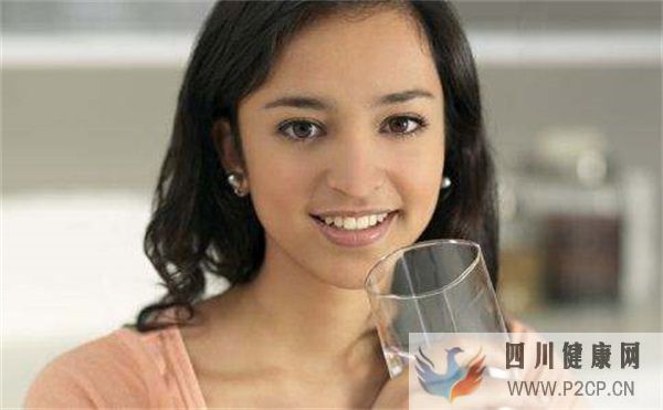 冬天女人喝什么蜂蜜好女人喝蜂蜜水的好处和坏处(图1) 冬天女人喝什么蜂蜜好女人喝蜂蜜水的好处和坏处(图1)