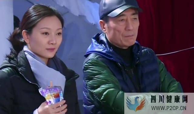 71岁张艺谋被妻女探班!陈婷皮肤光滑显年轻,10岁女儿滑冰天赋高(图1) 71岁张艺谋被妻女探班!陈婷皮肤光滑显年轻,10岁女儿滑冰天赋高(图1)