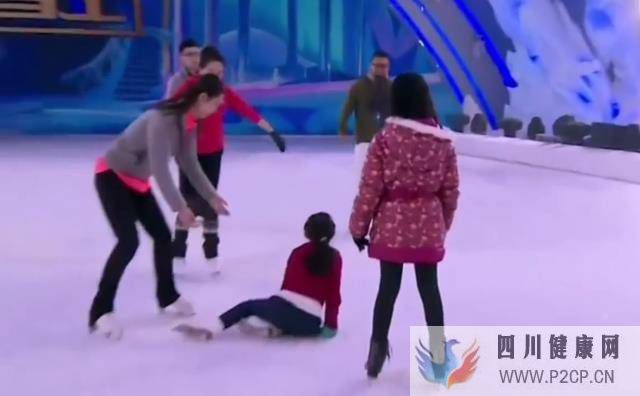 71岁张艺谋被妻女探班!陈婷皮肤光滑显年轻,10岁女儿滑冰天赋高(图3) 71岁张艺谋被妻女探班!陈婷皮肤光滑显年轻,10岁女儿滑冰天赋高(图3)