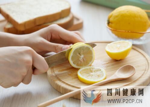 柠檬干和蜂蜜泡水的功效蜂蜜加柠檬有什么功效和作用(图1) 柠檬干和蜂蜜泡水的功效蜂蜜加柠檬有什么功效和作用(图1)